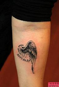 Tetovēšanas šovs, ieteikt tetovējuma modeli ar roku spārnu