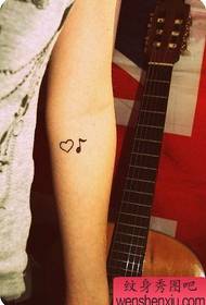 Petites mains fraîches, musique d'amour, travaux de tatouage