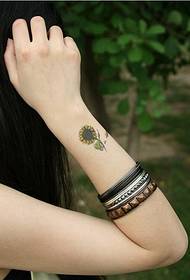 Mergaitės riešo mados išvaizda saulėgrąžų tatuiruotės modelio nuotrauka