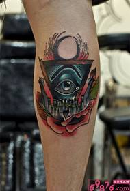 Radošs rokas trīsstūra acu pasaules tetovējuma attēls