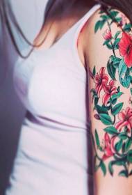 Immagine del modello del tatuaggio del fiore del grande braccio
