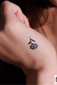 tattoo ສົດຂະຫນາດນ້ອຍຢູ່ໃນມື