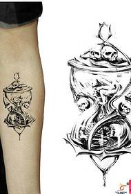 Spettacolo di tatuaggi, consiglia un modello di tatuaggio in vetro di sabbia