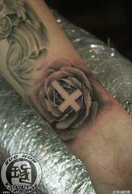 Tatuaj cruce trandafir încheietura mâinii