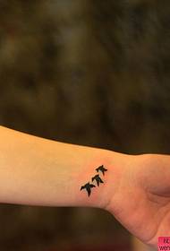 un modello di tatuaggio colomba adatto a tatuaggi da donna