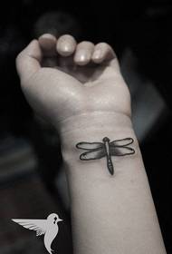 Kyç i dorës është i vogël dhe i freskët, dhe punimet e tatuazheve ndahen nga shfaqja e tatuazheve.