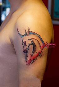კაცი დიდი მკლავის unicorn tattoo სურათი