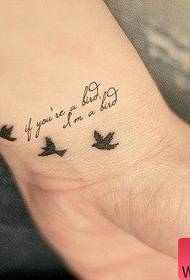 Klein vars hand van die duif tatoeëring
