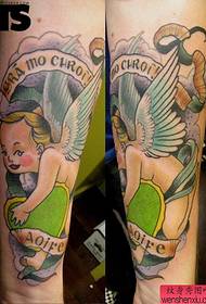 un treball creatiu de tatuatge d'àngel a la mà