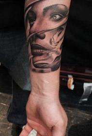 En arm porträtt tatuering mönster
