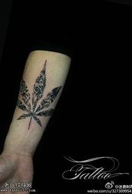 Muestra de tatuajes, recomiende un tatuaje de hoja de arce de mano