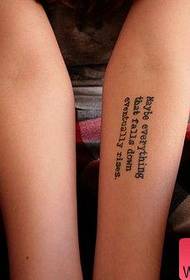 Piccoli tatuaggi freschi con dichiarazione d'amore a mano