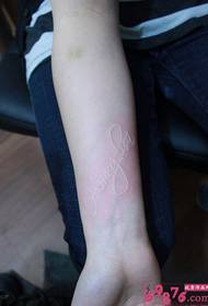 Perséinlechkeet wäiss englesch Handgelenk Tattoo Bild