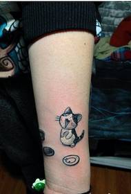 Immagine del tatuaggio del gattino del fumetto bello bello sveglio sul polso