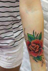 Bel polso solo bellissime rose con disegni di tatuaggi