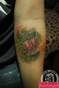 Tattoo i krahut është shumë i pashëm, një model tatuazhesh për makinën e tatuazheve