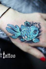 Padrão de tatuagem pequena mão feminina volta peixinho