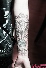 Image créative de tatouage de bras de fleur de point