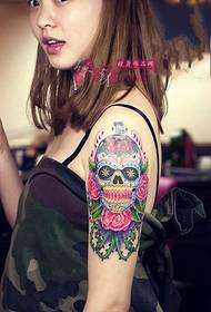 Cute little girl eder zetazko lore beso beso tatuaje argazkia