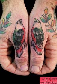 Dedo pequeno patrón de tatuaxe de aves da vella escola