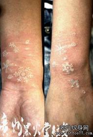 Braccio pop bellissimo modello di tatuaggio fiocco di neve bianco