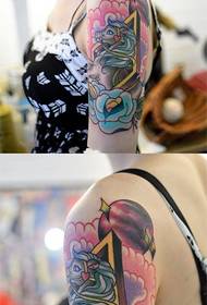 Vacker tjej tom tatuering bild för blomma arm
