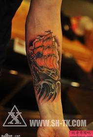 Patrón de tatuaxe de vela a mano no mar