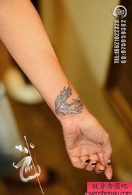Na zglobovima djevojaka izgledaju prekrasni uzorci tetovaže od perja