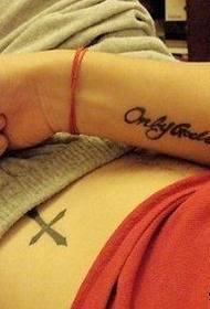 Piccoli tatuaggi di alfabeto inglese a mano fresca