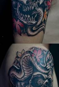 Fotos de tatuajes de brazo y cráneo de cobra de brazo grande