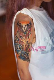 Kūrybinių tatuiruočių nuotrauka su mažu elniu gėlių rankomis