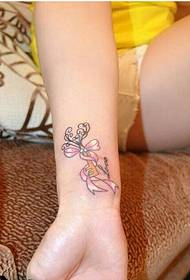 Bela aspektanta bunta ŝlosila pafarko tatuaje sur pojno