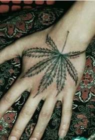 Krásna ruka späť módne pekne vyzerajúci vzor tetovania listov