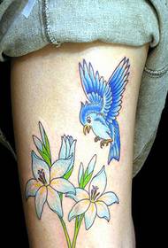 Hermosa foto de patrón de tatuaje de lirio pintado a mano