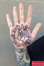 Il miglior museo del tatuaggio consiglia un tatuaggio tatuaggio a mano rosa