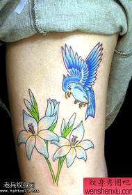 Malgrandaj freŝaj manaj liliaj tatuadoj funkcias