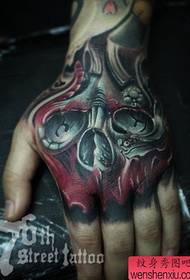 Cool a cool tetování na zadní straně ruky