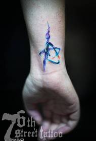 Modello tatuaggio pentagramma splash color polso