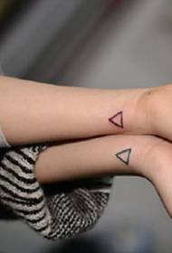 Стильний трикутник татуювання на зап'ясті