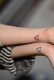Elegante tatuaggio a triangolo sul polso
