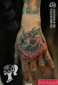 Pop-up růžové oko tetování vzor na zadní straně ruky