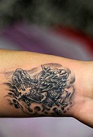 Plasa de tatuaj a recomandat un model tradițional de tatuaj de unicorn la încheietură