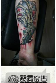 Рука цоол класичног узорка ручне тетоваже костура