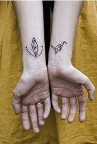 Maschera classica classica del tatuaggio della gru di carta mille della mano femminile