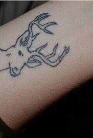 Preporučena slika ženskog zgloba sa lijepim uzorkom tetovaže antilopa