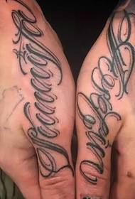 tato Inggris gedhe ing loro-lorone tangan