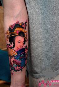 Japonska lepotna gejša je slikala tetovaže