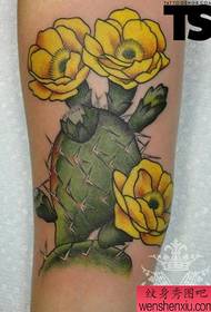 tatu bunga kaktus berwarna-warni di lengan