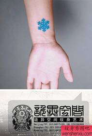 Dziewczęcy nadgarstek popularny prosty tatuaż niebieski wzór płatka śniegu