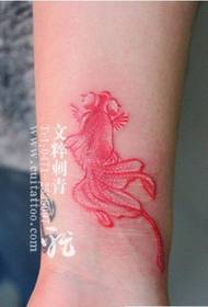 手部红色小金鱼纹身图案图片